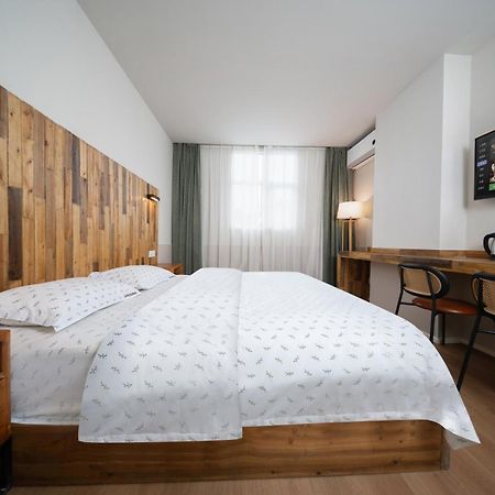 Sonderia Lazybones Hostel- Wenshu Temple Side, Chill Hostel With All-Day Brunch, Travel Agency In English & Local Bar Vibes Чэнду Экстерьер фото