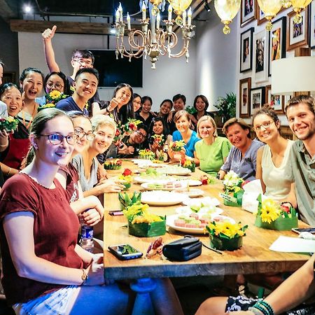 Sonderia Lazybones Hostel- Wenshu Temple Side, Chill Hostel With All-Day Brunch, Travel Agency In English & Local Bar Vibes Чэнду Экстерьер фото
