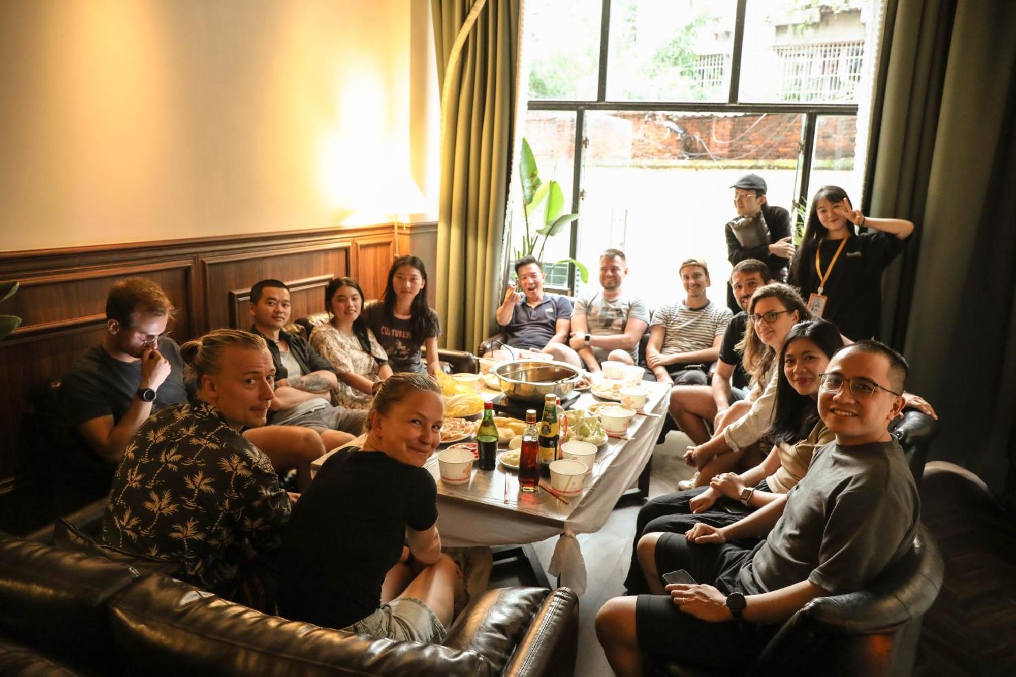 Sonderia Lazybones Hostel- Wenshu Temple Side, Chill Hostel With All-Day Brunch, Travel Agency In English & Local Bar Vibes Чэнду Экстерьер фото