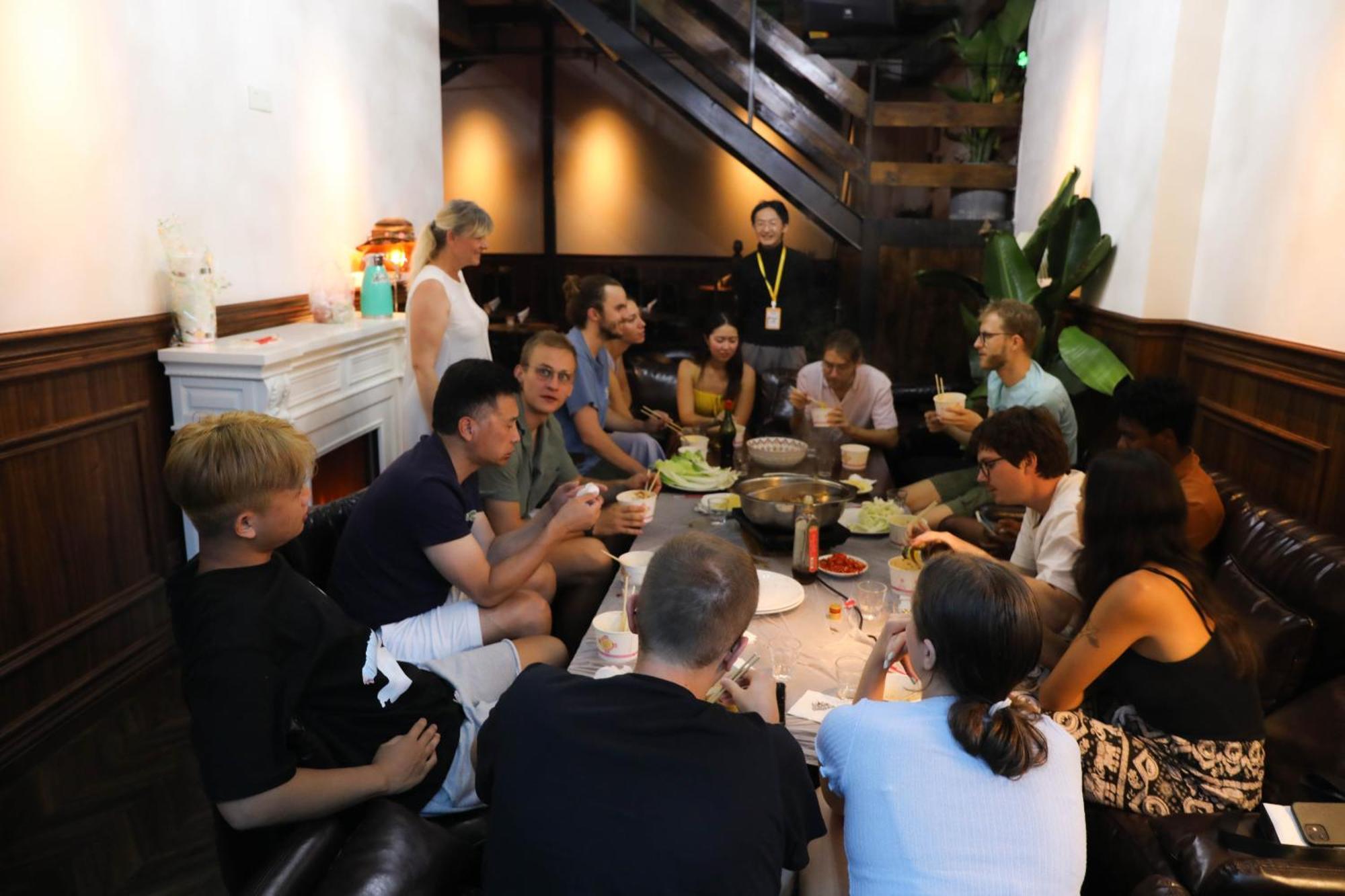 Sonderia Lazybones Hostel- Wenshu Temple Side, Chill Hostel With All-Day Brunch, Travel Agency In English & Local Bar Vibes Чэнду Экстерьер фото