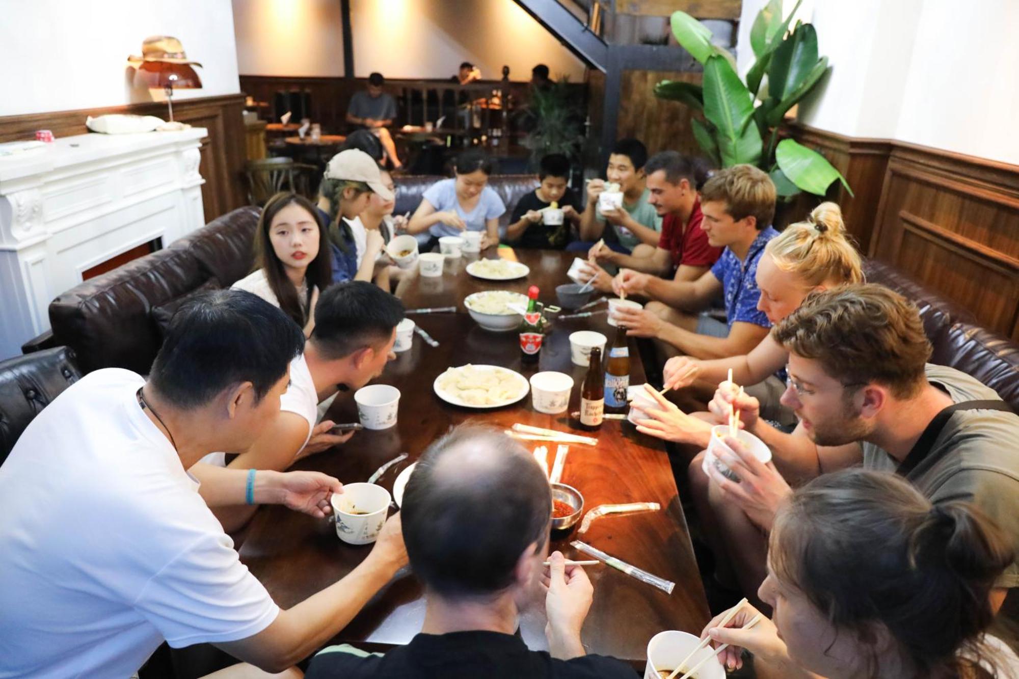 Sonderia Lazybones Hostel- Wenshu Temple Side, Chill Hostel With All-Day Brunch, Travel Agency In English & Local Bar Vibes Чэнду Экстерьер фото