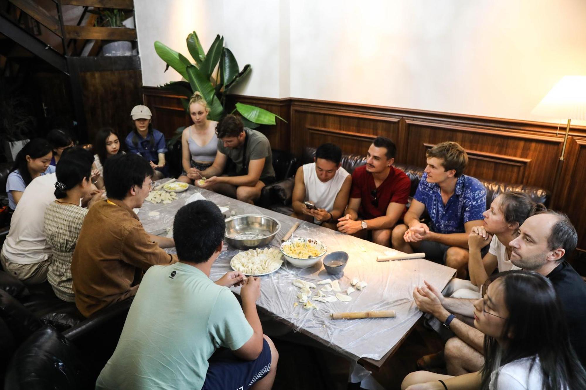 Sonderia Lazybones Hostel- Wenshu Temple Side, Chill Hostel With All-Day Brunch, Travel Agency In English & Local Bar Vibes Чэнду Экстерьер фото