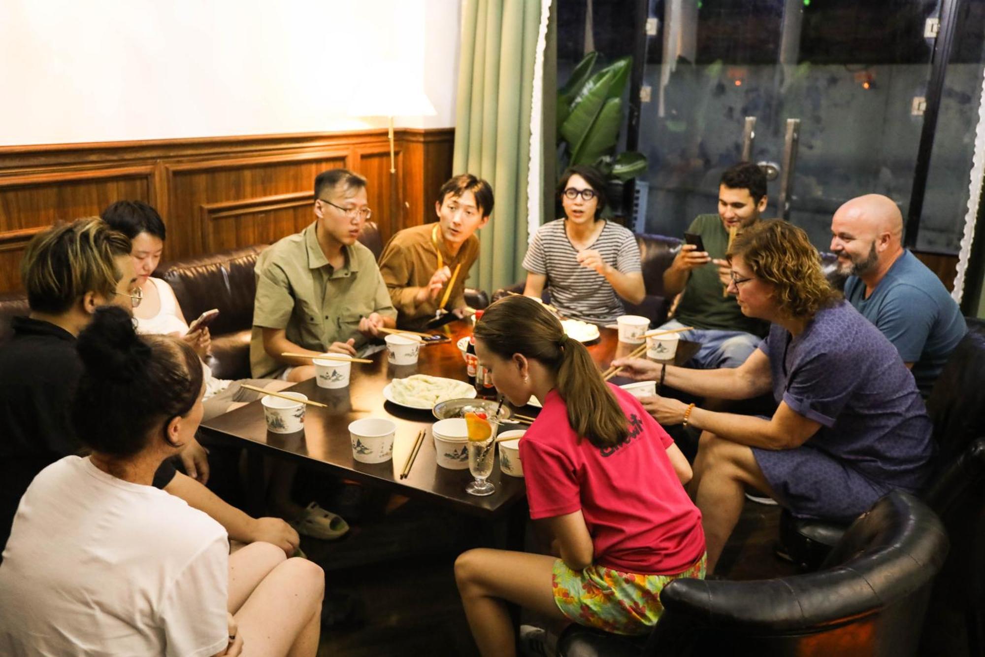 Sonderia Lazybones Hostel- Wenshu Temple Side, Chill Hostel With All-Day Brunch, Travel Agency In English & Local Bar Vibes Чэнду Экстерьер фото