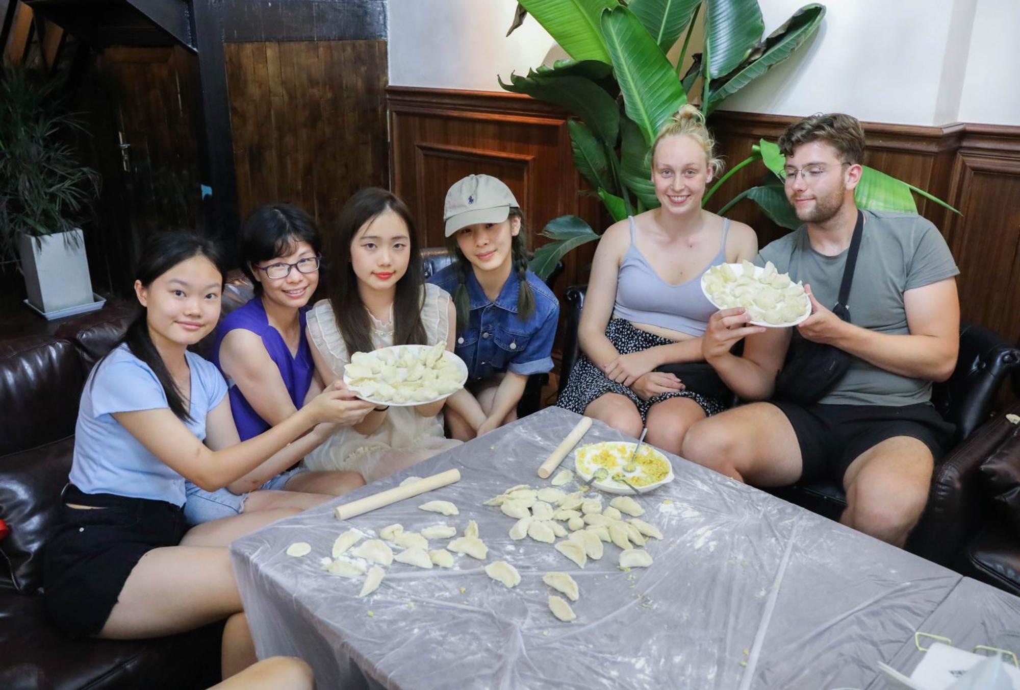 Sonderia Lazybones Hostel- Wenshu Temple Side, Chill Hostel With All-Day Brunch, Travel Agency In English & Local Bar Vibes Чэнду Экстерьер фото