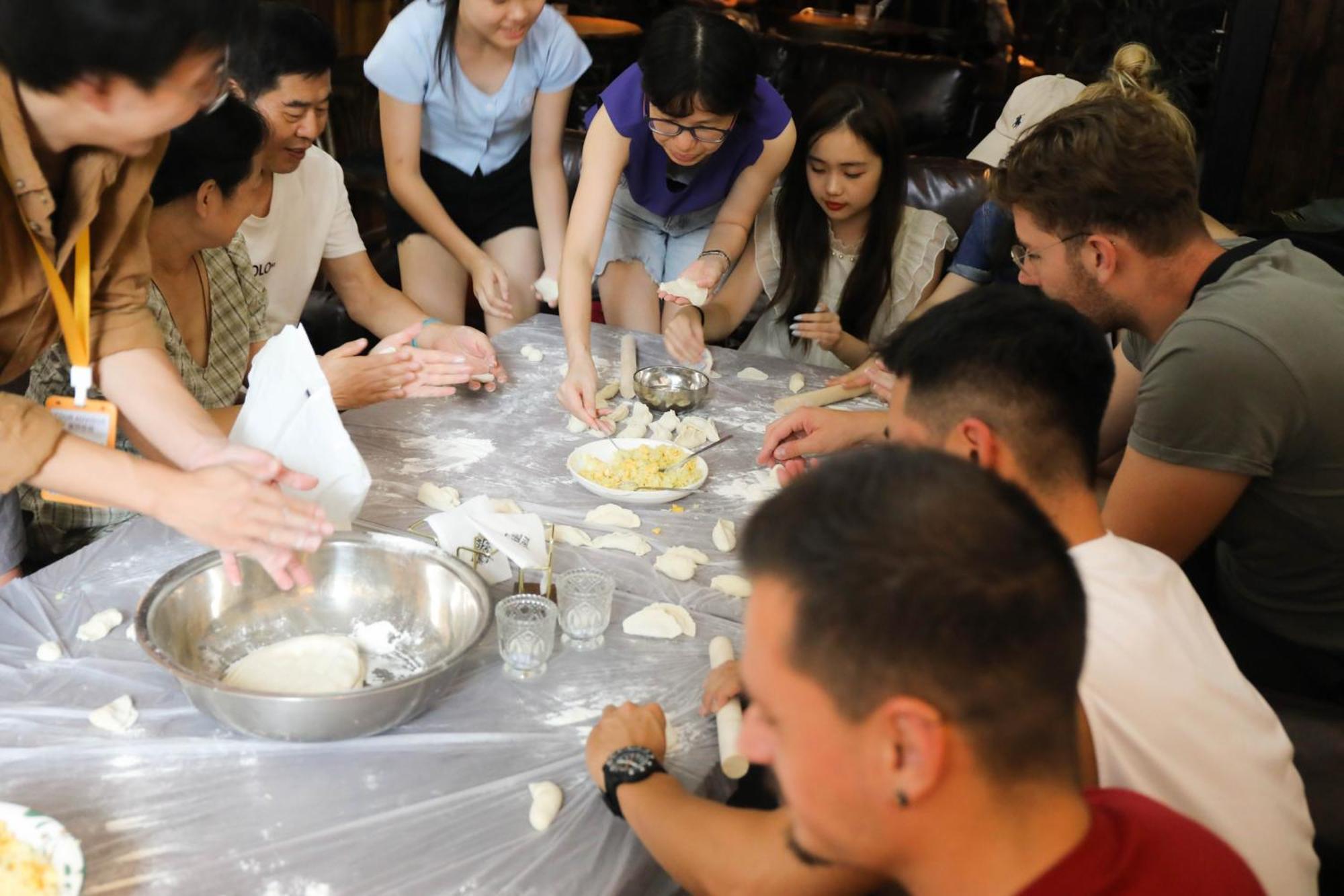 Sonderia Lazybones Hostel- Wenshu Temple Side, Chill Hostel With All-Day Brunch, Travel Agency In English & Local Bar Vibes Чэнду Экстерьер фото