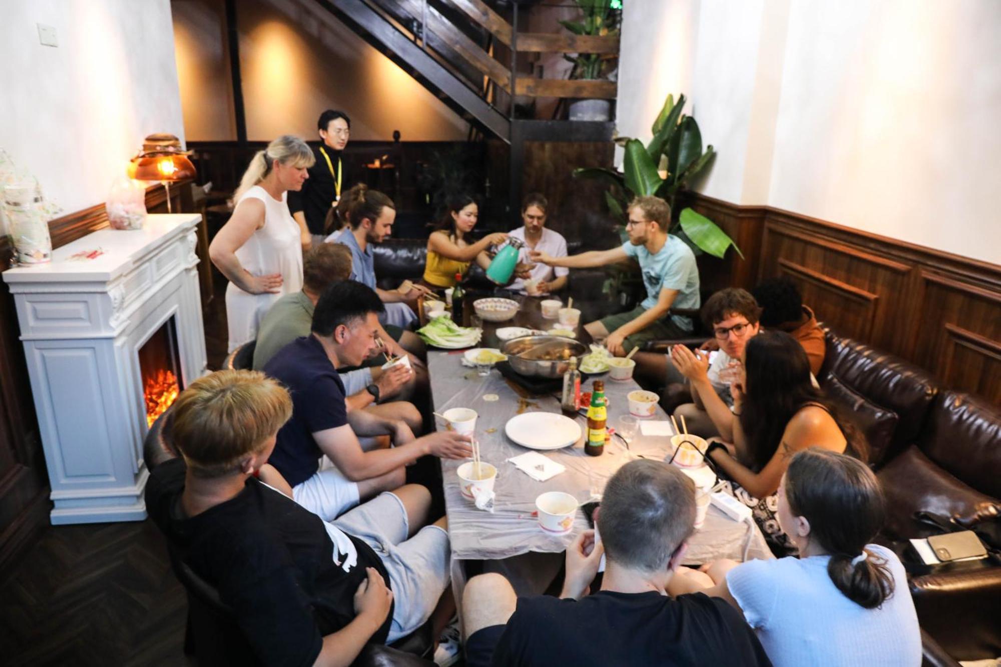 Sonderia Lazybones Hostel- Wenshu Temple Side, Chill Hostel With All-Day Brunch, Travel Agency In English & Local Bar Vibes Чэнду Экстерьер фото