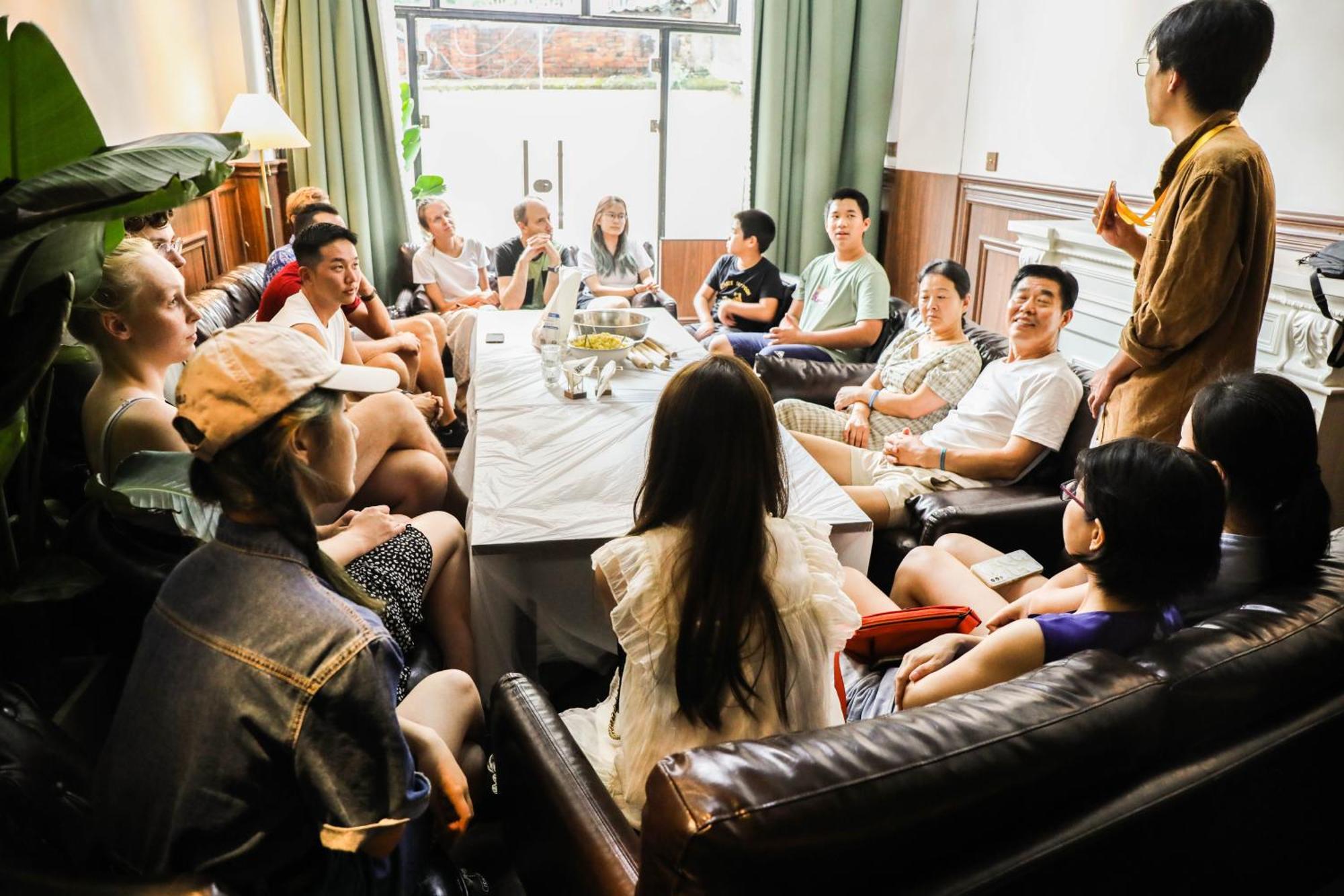 Sonderia Lazybones Hostel- Wenshu Temple Side, Chill Hostel With All-Day Brunch, Travel Agency In English & Local Bar Vibes Чэнду Экстерьер фото