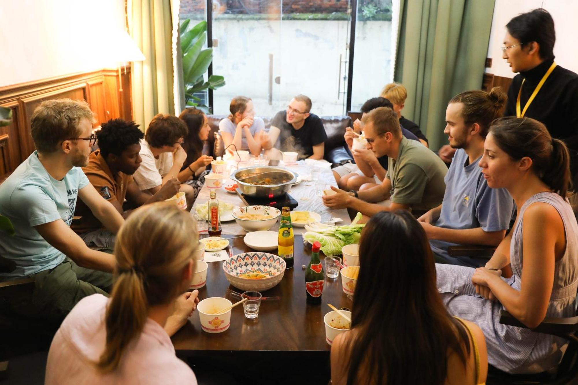 Sonderia Lazybones Hostel- Wenshu Temple Side, Chill Hostel With All-Day Brunch, Travel Agency In English & Local Bar Vibes Чэнду Экстерьер фото