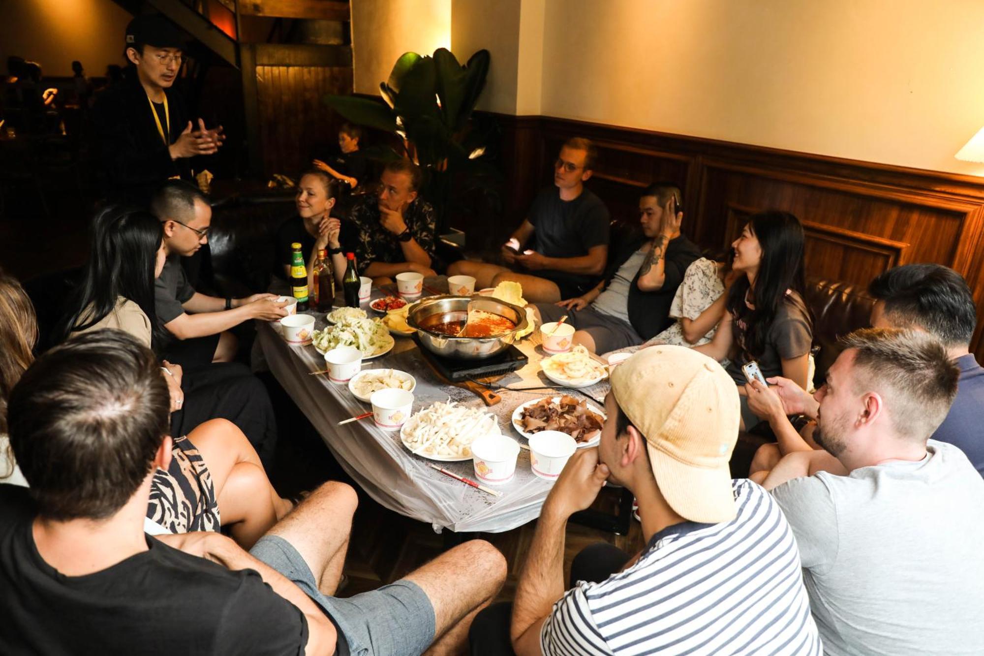 Sonderia Lazybones Hostel- Wenshu Temple Side, Chill Hostel With All-Day Brunch, Travel Agency In English & Local Bar Vibes Чэнду Экстерьер фото