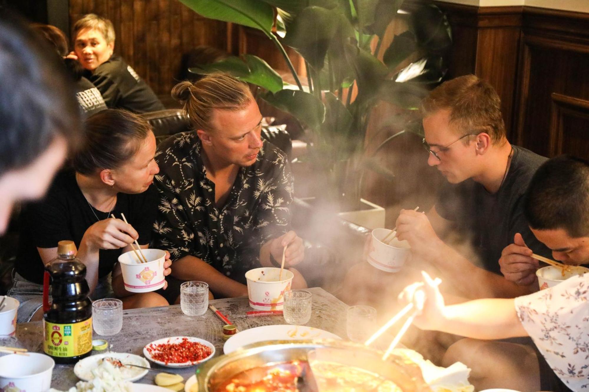 Sonderia Lazybones Hostel- Wenshu Temple Side, Chill Hostel With All-Day Brunch, Travel Agency In English & Local Bar Vibes Чэнду Экстерьер фото