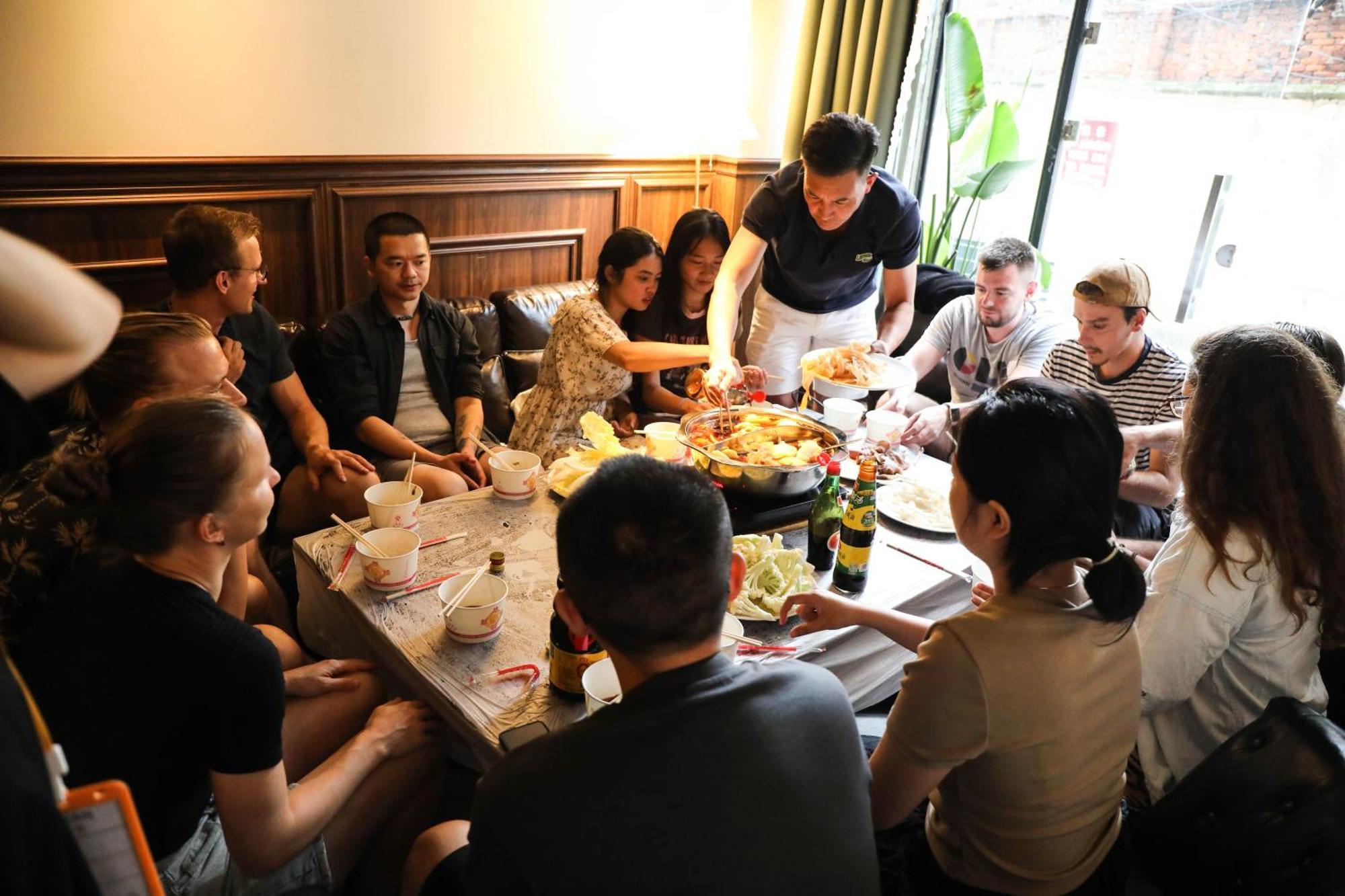 Sonderia Lazybones Hostel- Wenshu Temple Side, Chill Hostel With All-Day Brunch, Travel Agency In English & Local Bar Vibes Чэнду Экстерьер фото