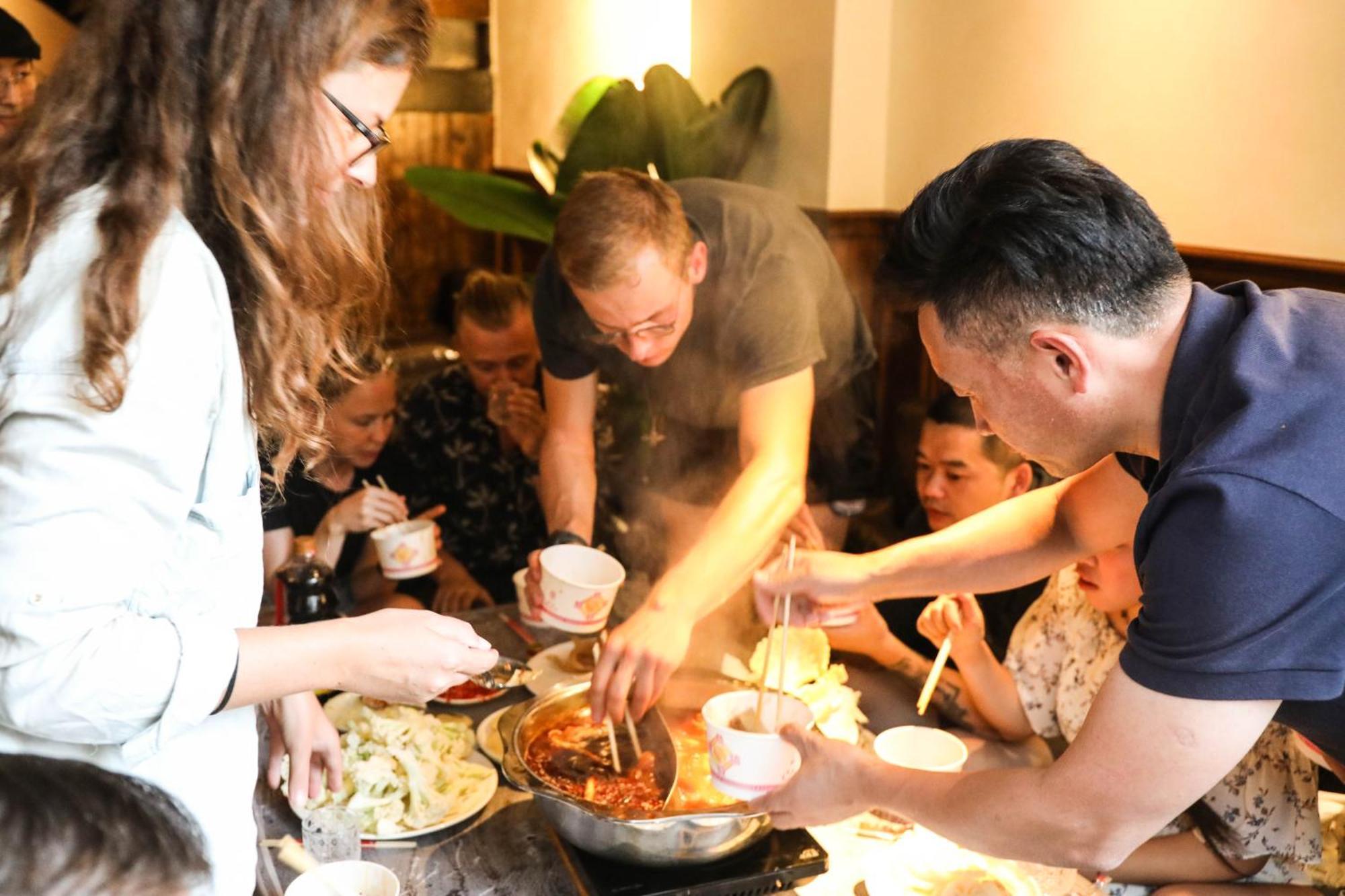 Sonderia Lazybones Hostel- Wenshu Temple Side, Chill Hostel With All-Day Brunch, Travel Agency In English & Local Bar Vibes Чэнду Экстерьер фото