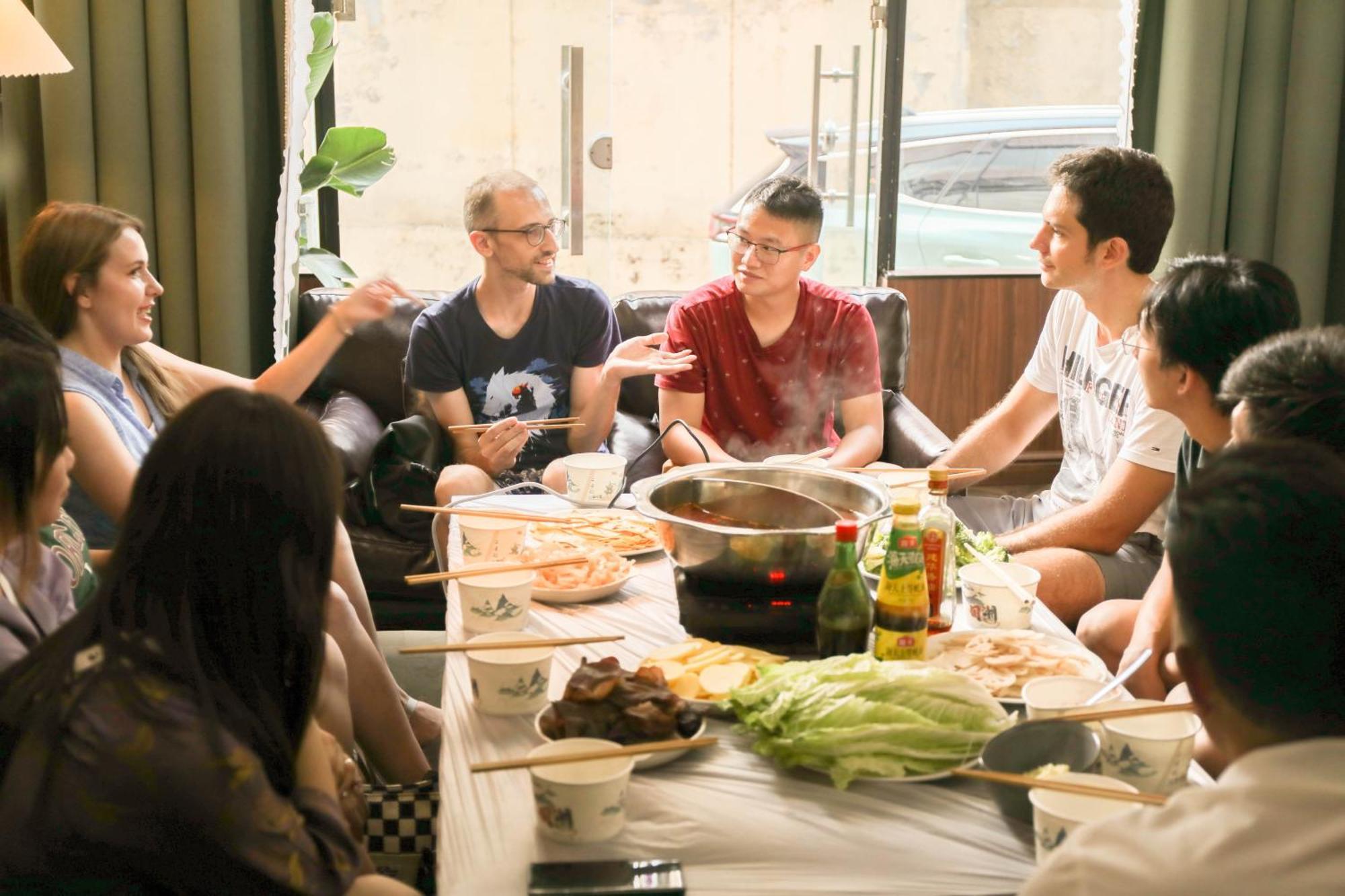 Sonderia Lazybones Hostel- Wenshu Temple Side, Chill Hostel With All-Day Brunch, Travel Agency In English & Local Bar Vibes Чэнду Экстерьер фото