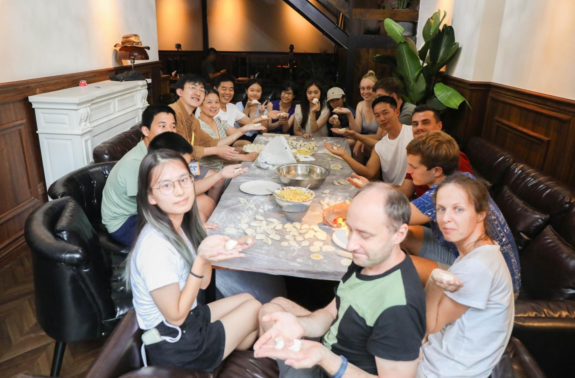 Sonderia Lazybones Hostel- Wenshu Temple Side, Chill Hostel With All-Day Brunch, Travel Agency In English & Local Bar Vibes Чэнду Экстерьер фото