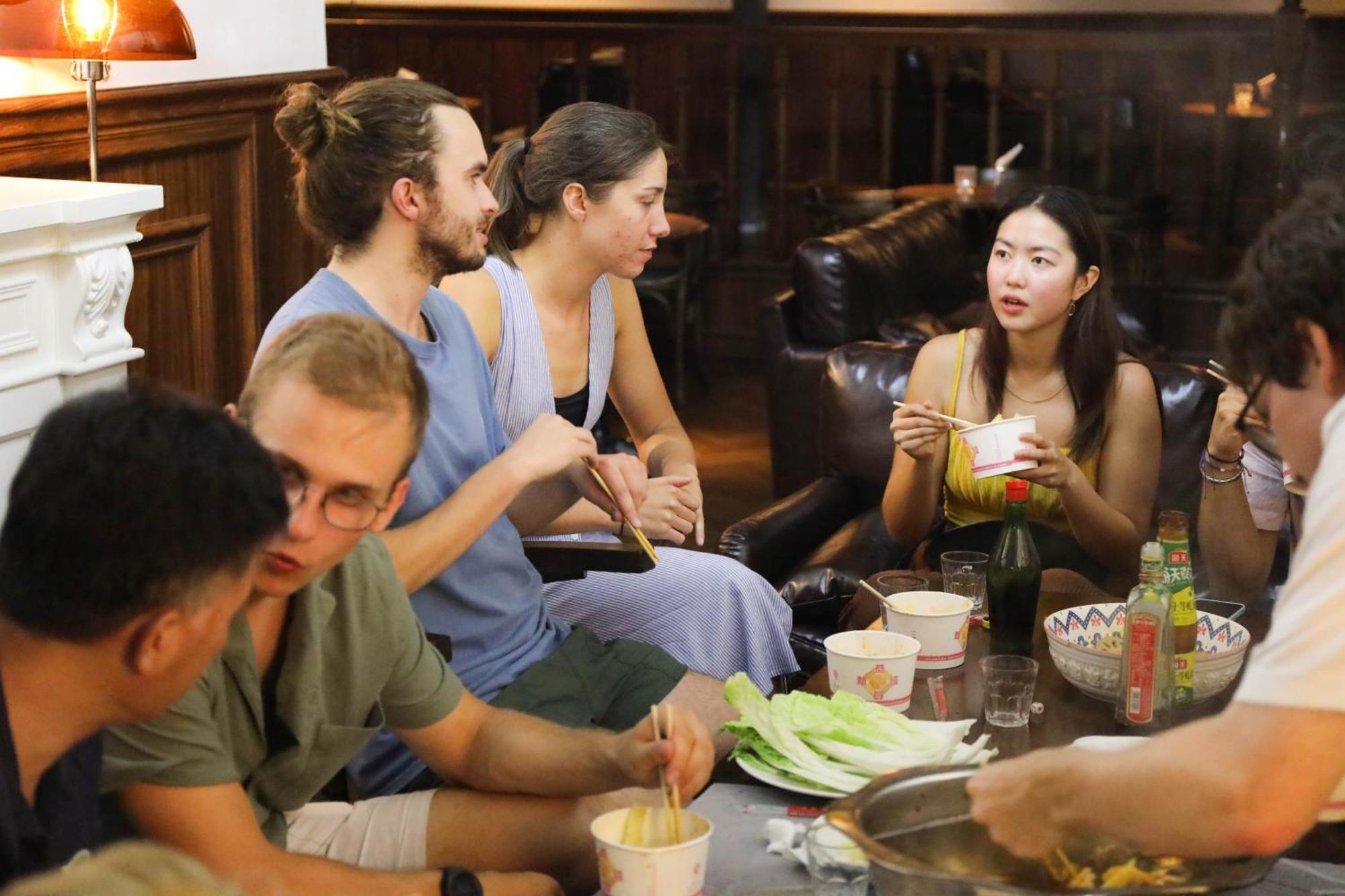 Sonderia Lazybones Hostel- Wenshu Temple Side, Chill Hostel With All-Day Brunch, Travel Agency In English & Local Bar Vibes Чэнду Экстерьер фото