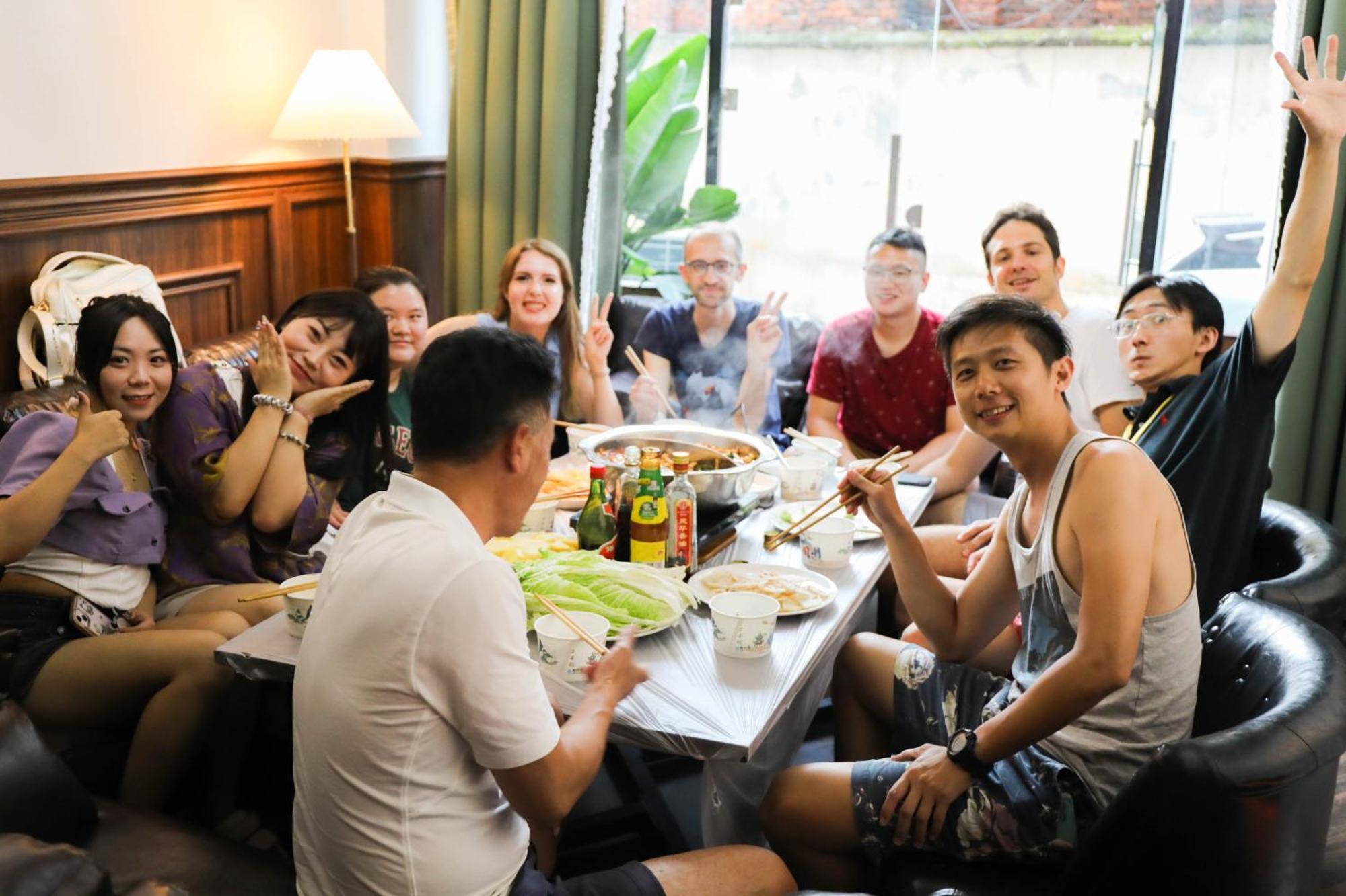 Sonderia Lazybones Hostel- Wenshu Temple Side, Chill Hostel With All-Day Brunch, Travel Agency In English & Local Bar Vibes Чэнду Экстерьер фото