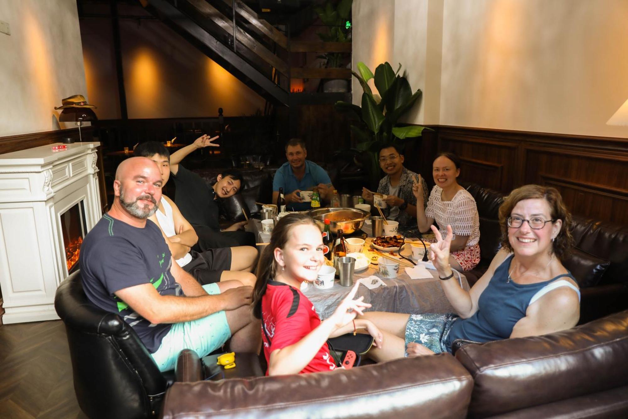 Sonderia Lazybones Hostel- Wenshu Temple Side, Chill Hostel With All-Day Brunch, Travel Agency In English & Local Bar Vibes Чэнду Экстерьер фото