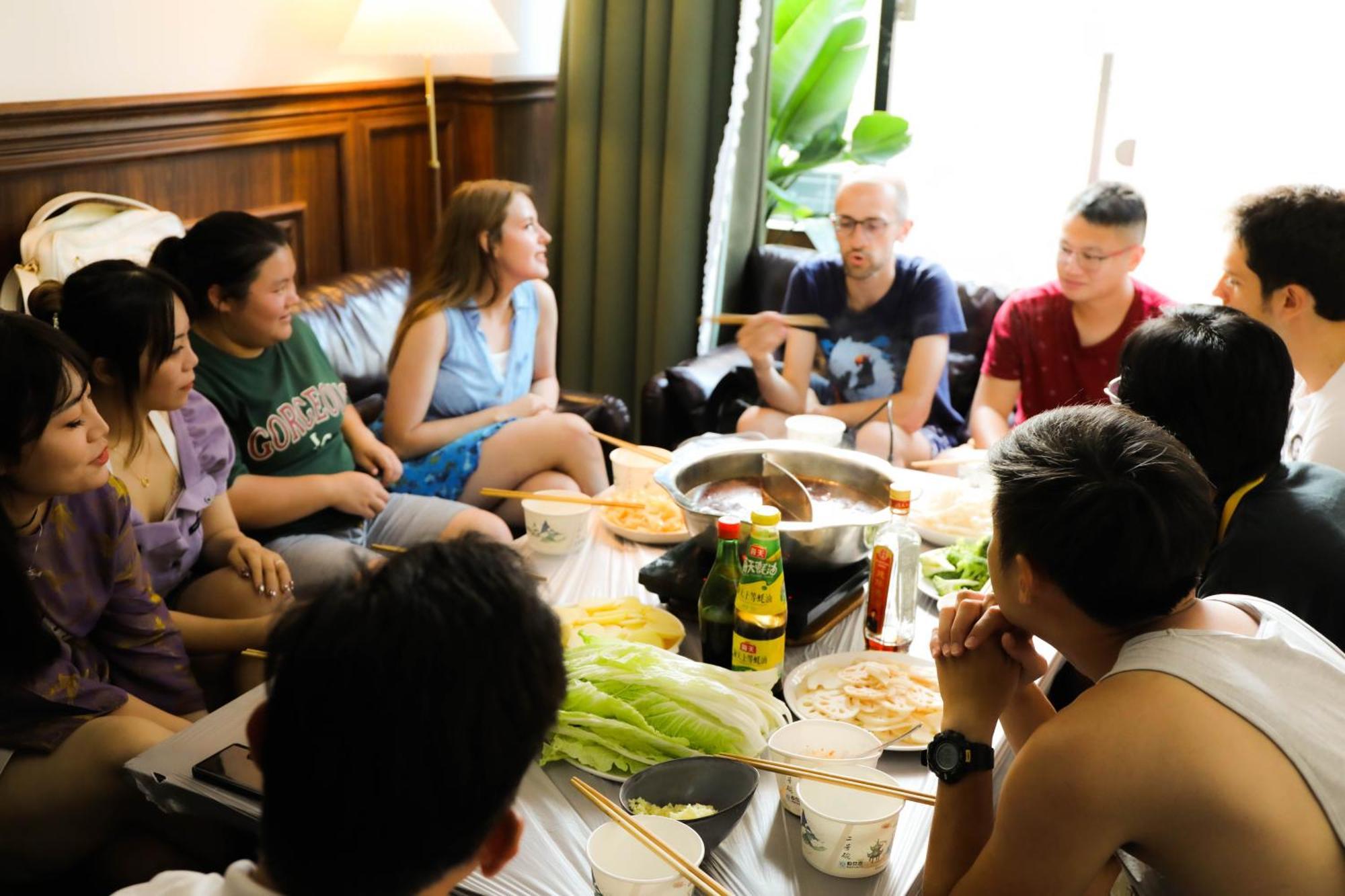 Sonderia Lazybones Hostel- Wenshu Temple Side, Chill Hostel With All-Day Brunch, Travel Agency In English & Local Bar Vibes Чэнду Экстерьер фото