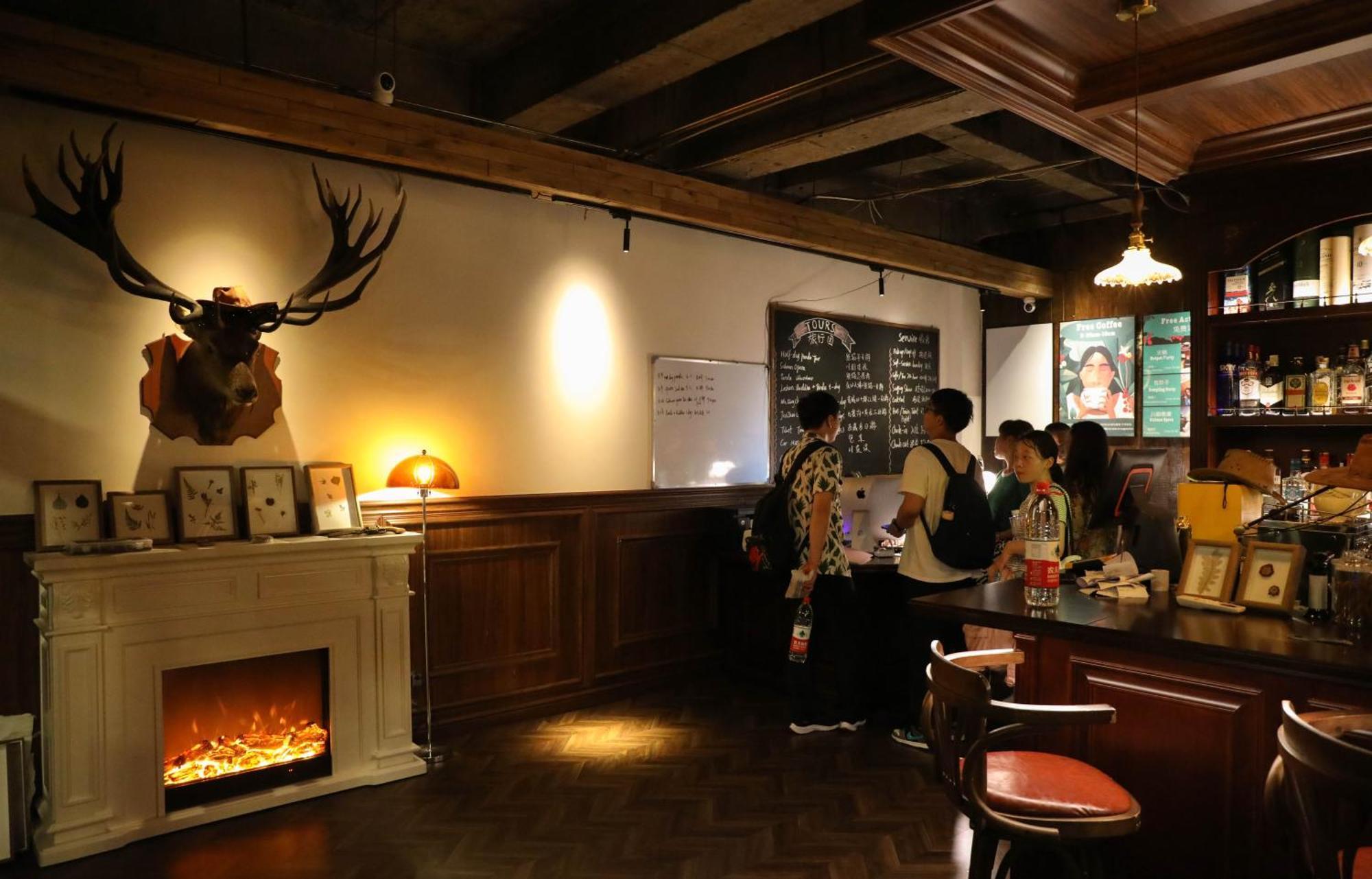 Sonderia Lazybones Hostel- Wenshu Temple Side, Chill Hostel With All-Day Brunch, Travel Agency In English & Local Bar Vibes Чэнду Экстерьер фото