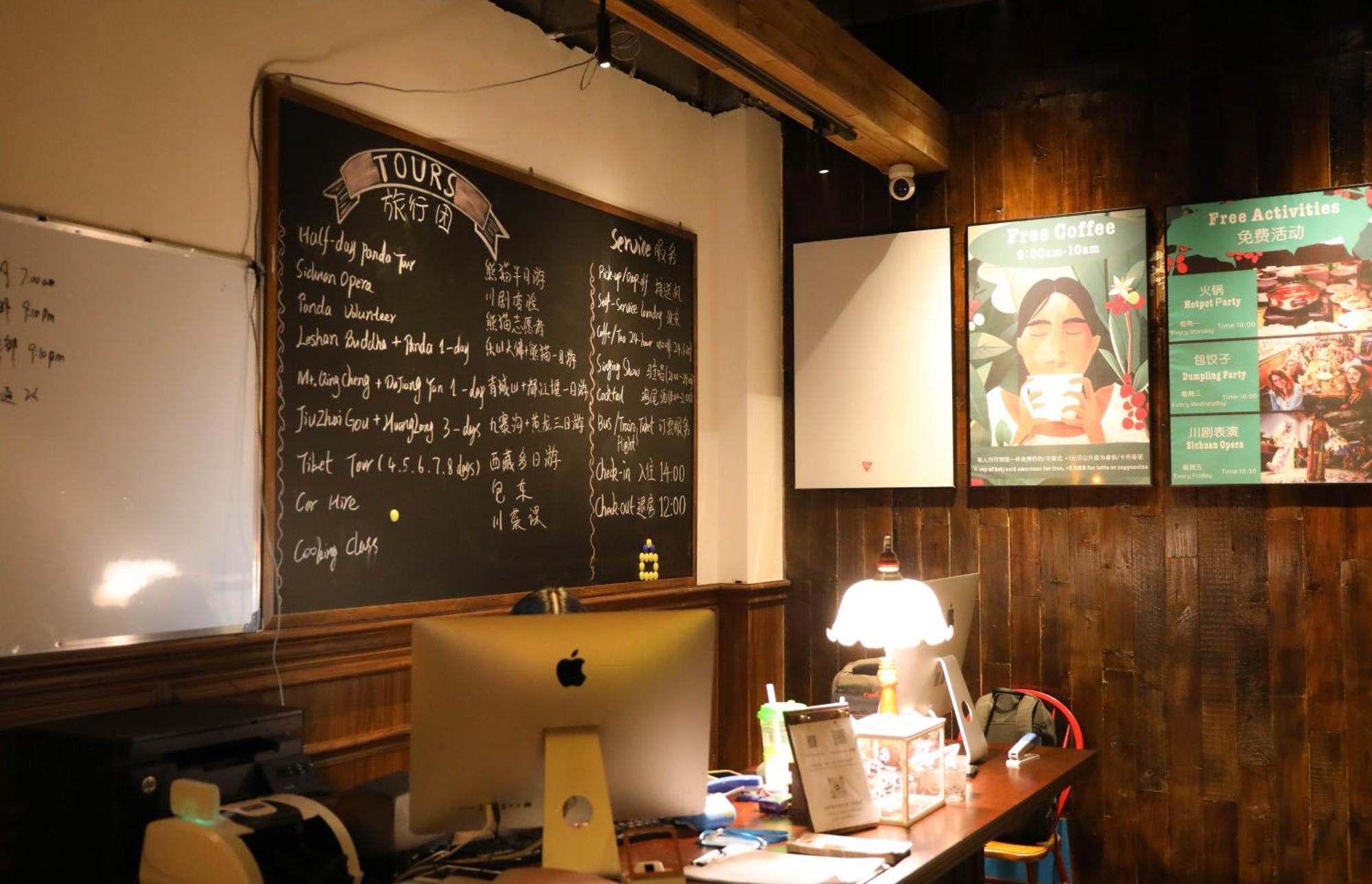Sonderia Lazybones Hostel- Wenshu Temple Side, Chill Hostel With All-Day Brunch, Travel Agency In English & Local Bar Vibes Чэнду Экстерьер фото