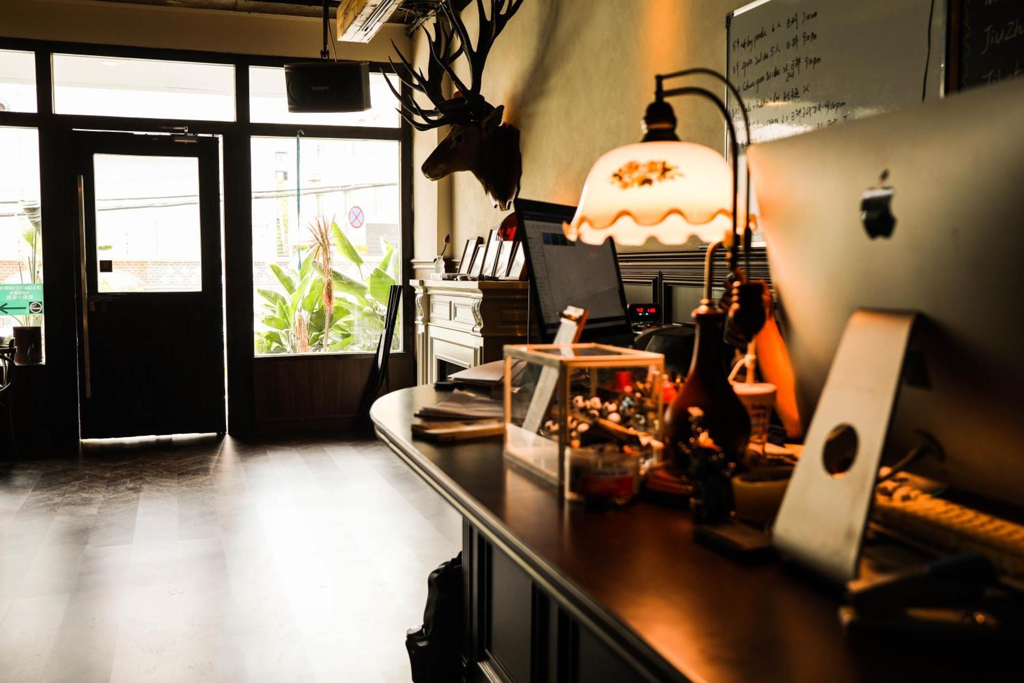 Sonderia Lazybones Hostel- Wenshu Temple Side, Chill Hostel With All-Day Brunch, Travel Agency In English & Local Bar Vibes Чэнду Экстерьер фото