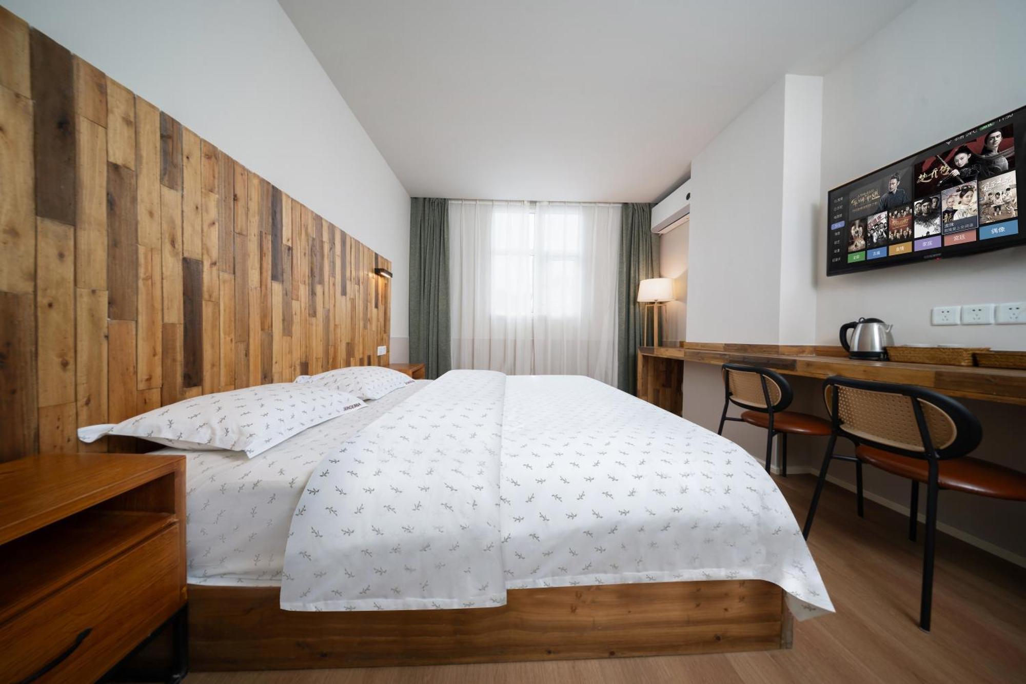 Sonderia Lazybones Hostel- Wenshu Temple Side, Chill Hostel With All-Day Brunch, Travel Agency In English & Local Bar Vibes Чэнду Экстерьер фото