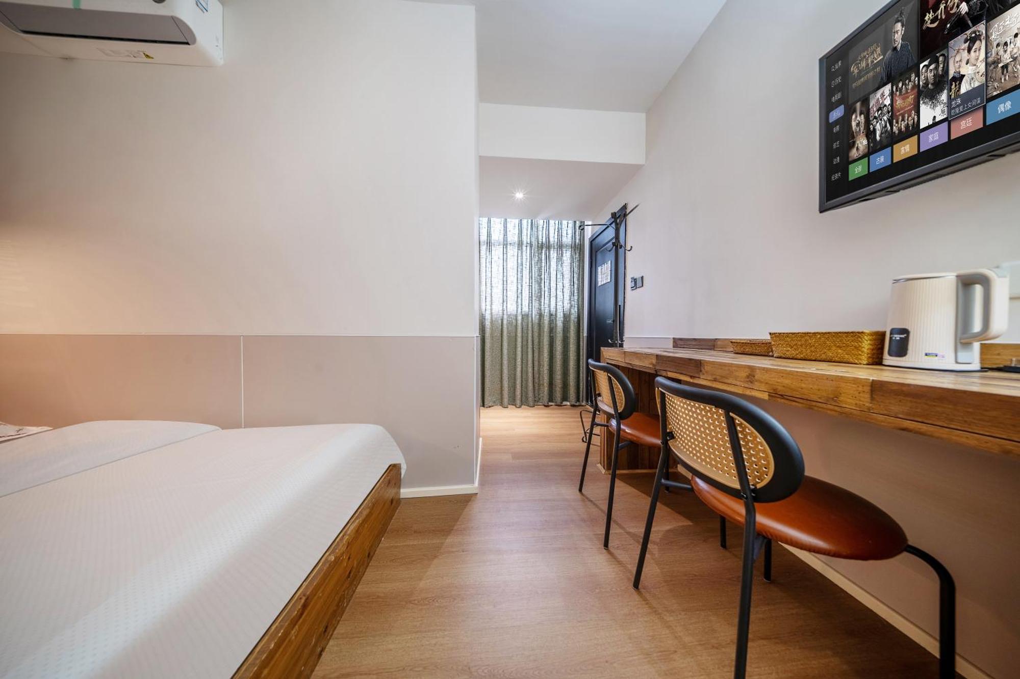 Sonderia Lazybones Hostel- Wenshu Temple Side, Chill Hostel With All-Day Brunch, Travel Agency In English & Local Bar Vibes Чэнду Экстерьер фото