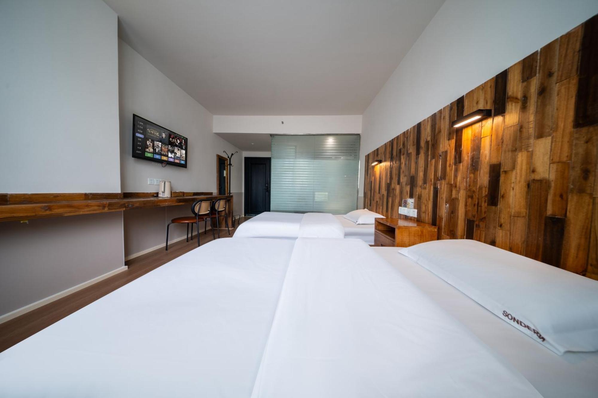 Sonderia Lazybones Hostel- Wenshu Temple Side, Chill Hostel With All-Day Brunch, Travel Agency In English & Local Bar Vibes Чэнду Экстерьер фото