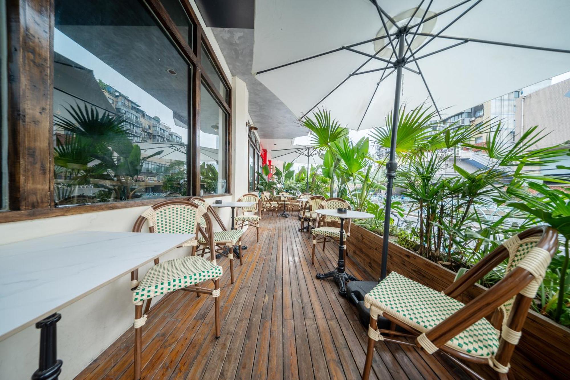 Sonderia Lazybones Hostel- Wenshu Temple Side, Chill Hostel With All-Day Brunch, Travel Agency In English & Local Bar Vibes Чэнду Экстерьер фото
