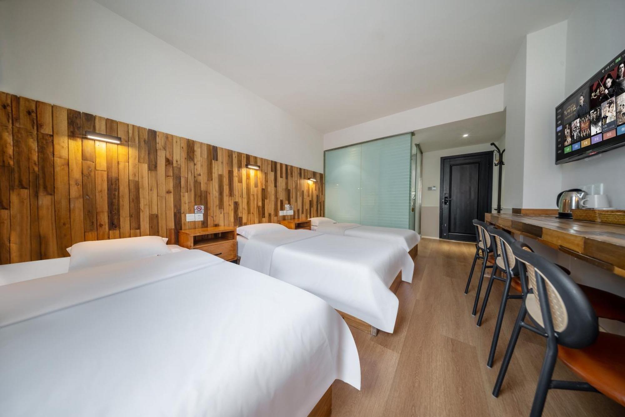 Sonderia Lazybones Hostel- Wenshu Temple Side, Chill Hostel With All-Day Brunch, Travel Agency In English & Local Bar Vibes Чэнду Экстерьер фото