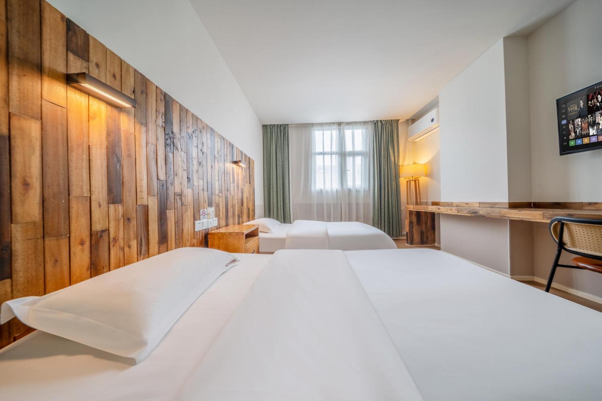 Sonderia Lazybones Hostel- Wenshu Temple Side, Chill Hostel With All-Day Brunch, Travel Agency In English & Local Bar Vibes Чэнду Экстерьер фото
