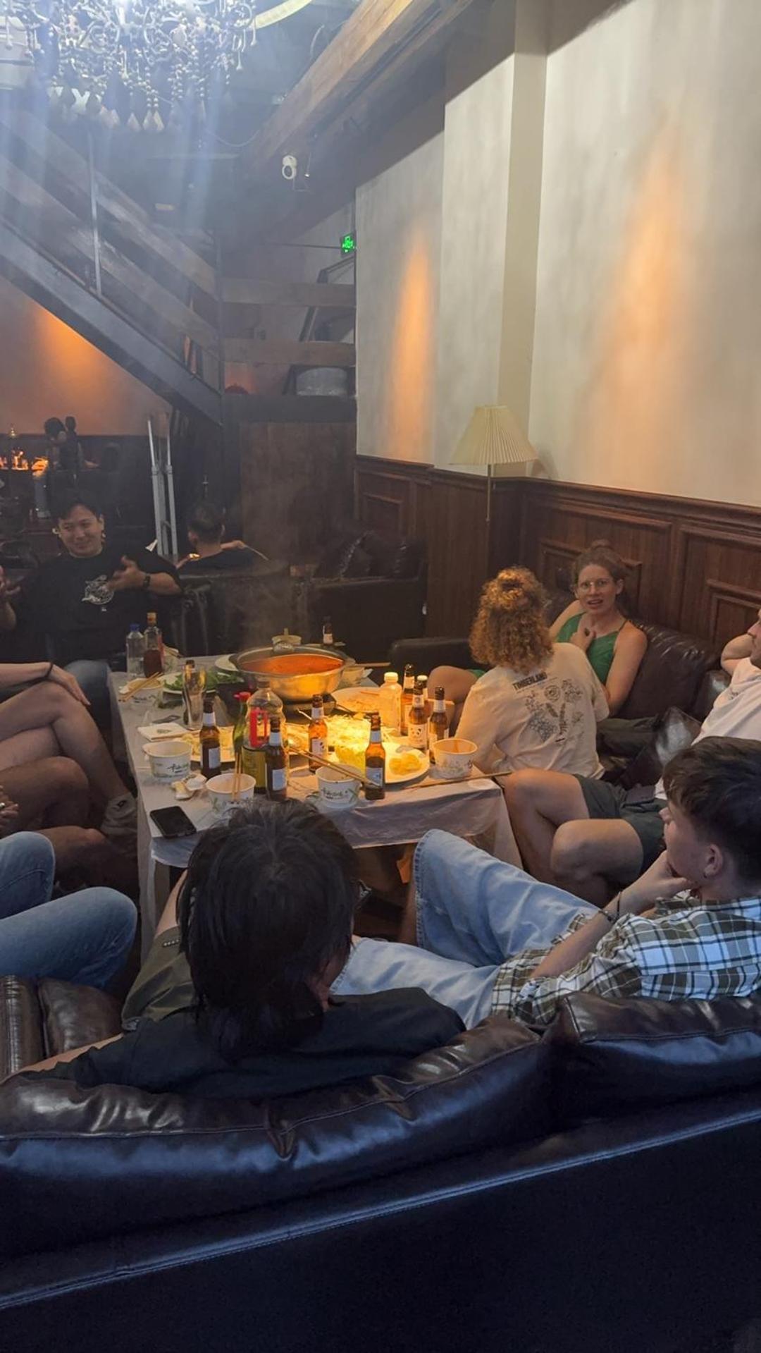 Sonderia Lazybones Hostel- Wenshu Temple Side, Chill Hostel With All-Day Brunch, Travel Agency In English & Local Bar Vibes Чэнду Экстерьер фото