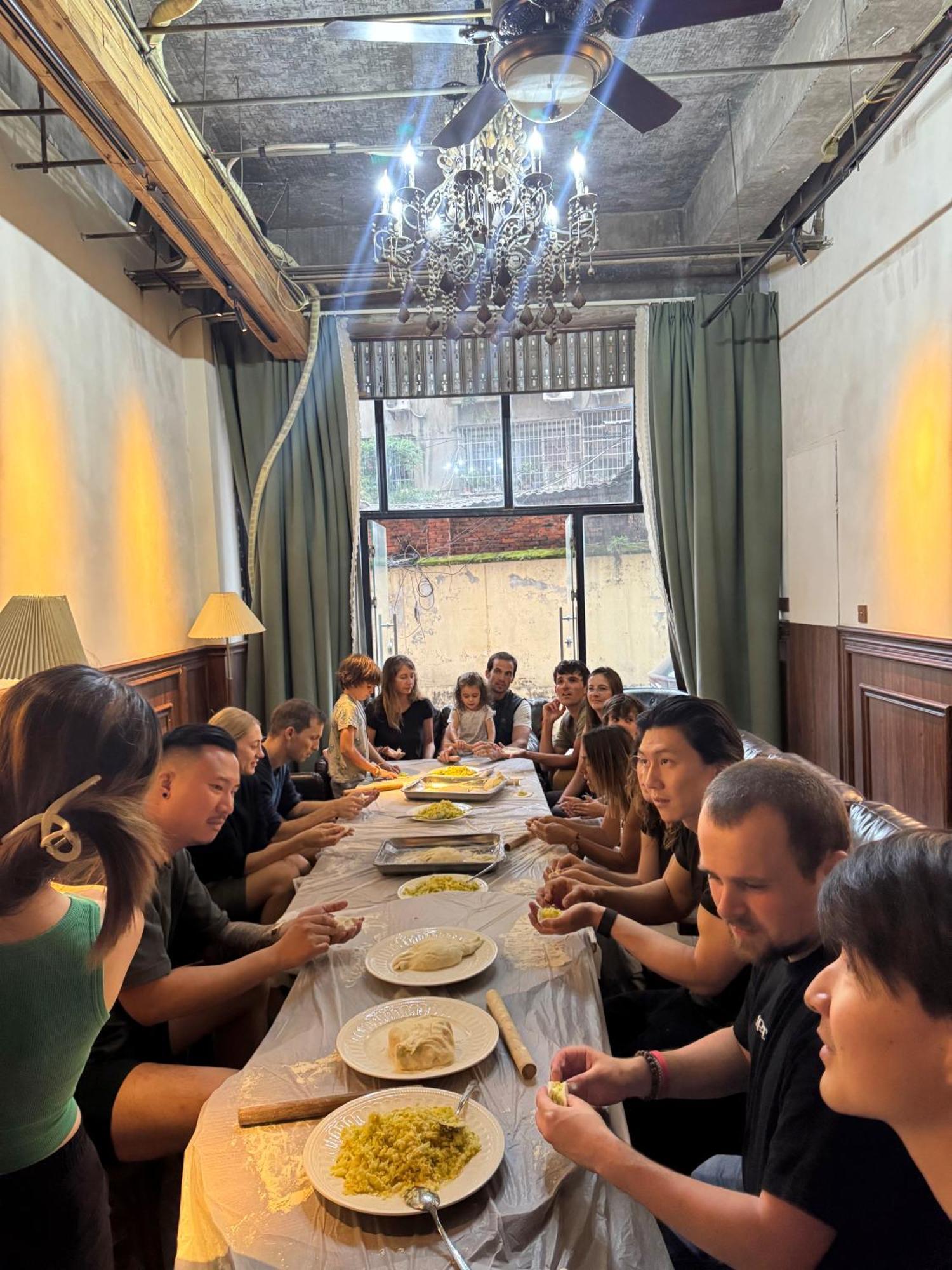 Sonderia Lazybones Hostel- Wenshu Temple Side, Chill Hostel With All-Day Brunch, Travel Agency In English & Local Bar Vibes Чэнду Экстерьер фото