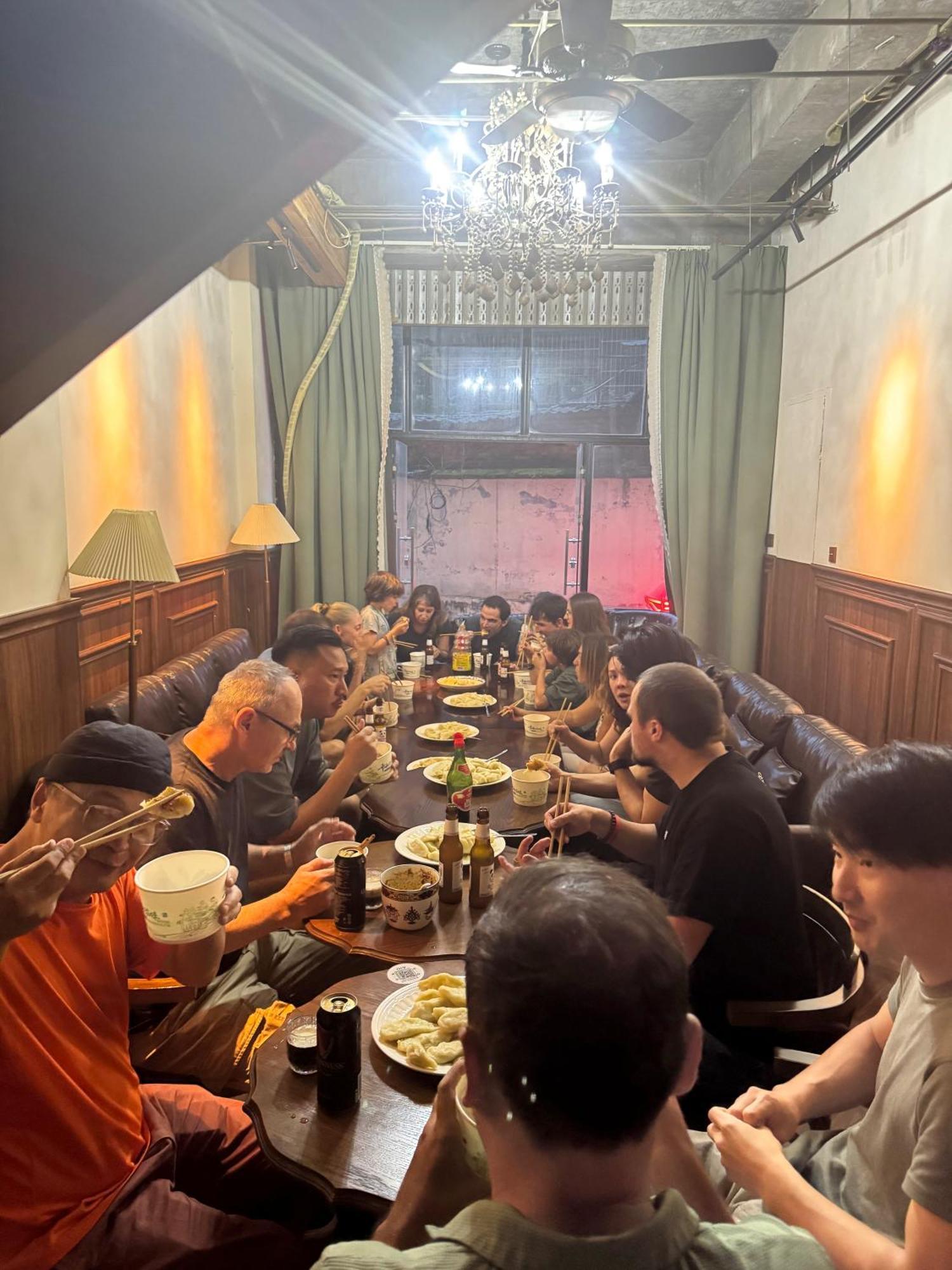 Sonderia Lazybones Hostel- Wenshu Temple Side, Chill Hostel With All-Day Brunch, Travel Agency In English & Local Bar Vibes Чэнду Экстерьер фото